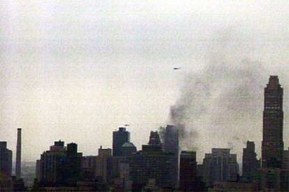 El edificio alcanzado ha sido el Belaire Condominiums, construido en 1989 cerca de East River. Más de 150 bomberos han sido desplazados a la zona para controlar las llamas, que han afectado a al menos tres apartamentos.