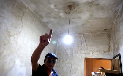 Un vecino, Óscar Bottaro, señala las humedades de una habitación de su piso.