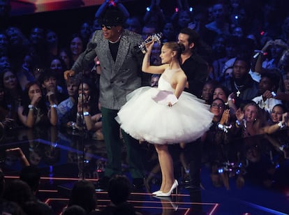 Ariana Grande recibe de manos del presentador LL Cool J el premio a mejor vídeo del año, el más importante de la velada, por la canción 'brighter days ahead', en los MTV Video Music Awards celebrados en Elmont, Nueva York, el 7 de septiembre de 2025.