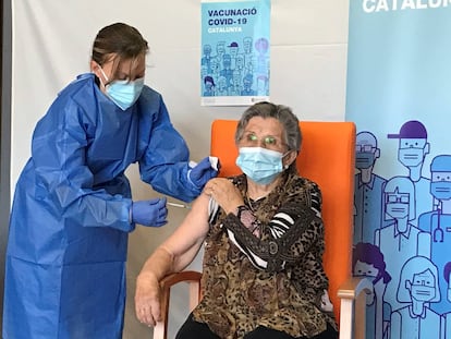 Una enfermera administra la segunda dosis de la vacuna a Leocadia Peña, en la Residencia Nuestra Señora de Ribera de La Pobla de Segur, este domingo.
