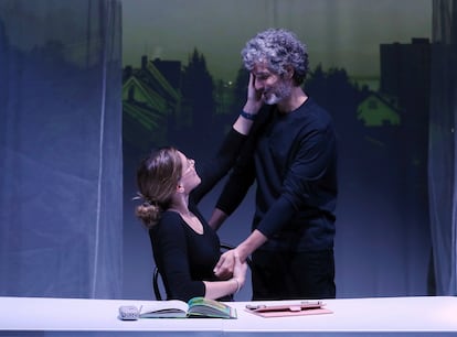 Mariona Tena y Pablo Castañón durante el ensayo de la obra de teatro 'Helsinki' en la sala La imaginaria en Madrid.