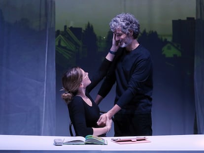 Mariona Tena y Pablo Castañón durante el ensayo de la obra de teatro 'Helsinki' en la sala La imaginaria en Madrid.