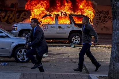 Membros da Polícia Científica durante a marcha em Caracas.