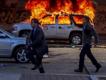 Membros da Polícia Científica durante a marcha em Caracas.