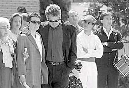 La viuda de José María Korta, Marian Zearreta (con gafas oscuras), ayer en Zestoa durante el homenaje al empresario asesinado por ETA.