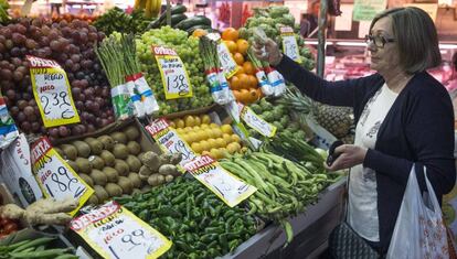 Una mujer en la frutería del mercado de Maravillas en Madrid.