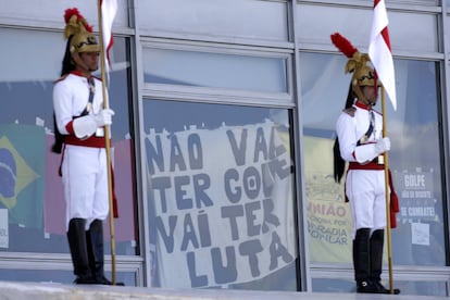 Cadetes resguardam Palácio do Planalto enquanto estudantes e professores "ocupam" sede do Executivo com frase de apoio contra impeachment. Ao comentar anulação da aprovação de processo pela Câmara, presidenta pediu "cautela".