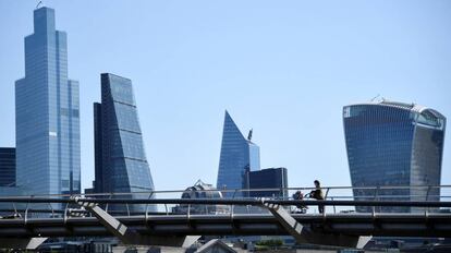 Una mujer con máscara empuja un cochecito en el Puente del Milenio, en pleno brote de coronavirus (COVID-19), en Londres, el pasado 15 de mayo de 2020. 