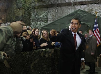 El presidente dedicó mucho tiempo a posar frente a los soldados que querían inmortalizar el momento.