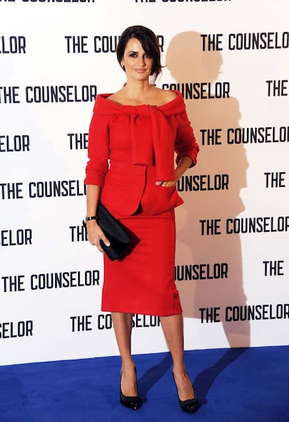 Como os contamos esta semana, Penélope Cruz está de promoción de su nueva película El Consejero. Así de radiante la hemos visto en la premiere con este espectacular traje rojo de Nina Ricci con lazada delantera y bolso vintage de Loewe.