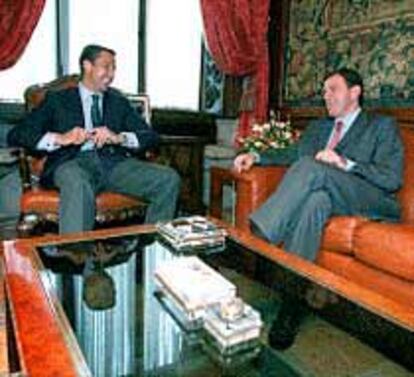 El presidente Zaplana y el líder socialista Joan Ignasi Pla, ayer en el Palau de la Generalitat.