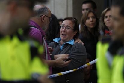 Conmoción en la porta del centre després del succés.