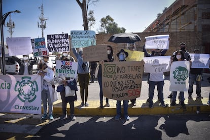 Investigadores del Centro de Investigación y Docencia Económicas y del CINVESTAV en una protesta en la Cámara de Diputados, en Ciudad de México, el 6 de octubre de 2020.