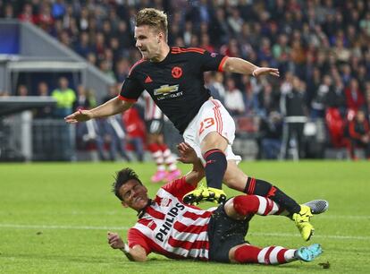 Hector Moreno lesiona a Luke Shaw