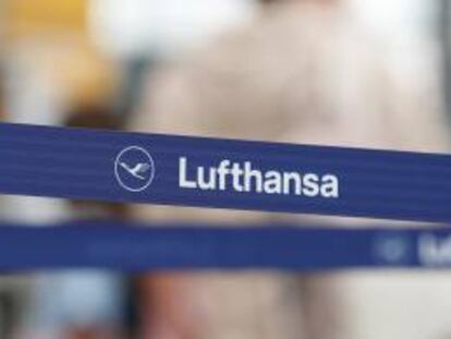 Logo de Lufthansa en el aeropuerto de Munich.