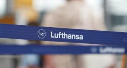 Logo de Lufthansa en el aeropuerto de Munich.