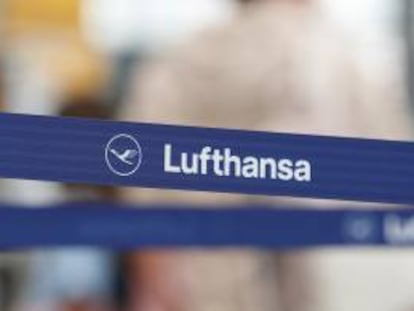 Logo de Lufthansa en el aeropuerto de Munich.