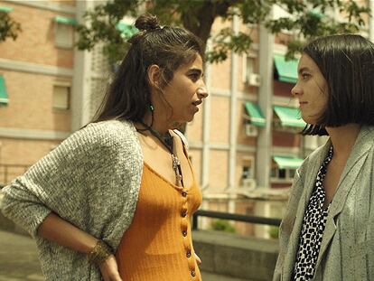 Carolina Yuste y Vicki Luengo en un fotograma de Chavalas, los bloques que se ven al fondo fueron los mismos en los que se criaron la directora y su hermana.