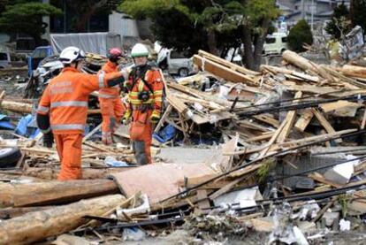 Miembros de los equipos de rescate ingleses buscan entre los escombros en la ciudad de Ofunato, en la prefectura de Iwate.