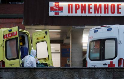 Empleados del servicio de emergencia de San Petersburgo, la semana pasada, en el hospital de Pokrovskaya.