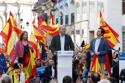 El presidente del PP aragonés y del Gobierno autonómico, Jorge Azcón, en el centro, durante su intervención este domingo en la concentración convocada en Zaragoza, en contra de la amnistía y en "defensa del Estado de Derecho". 