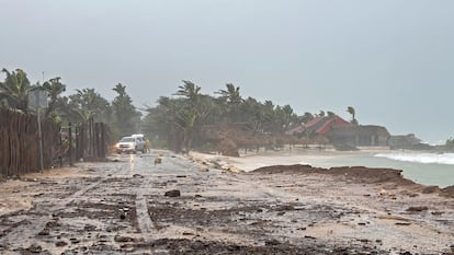 Una calle destruida durante la entrada del huracán 'Berly', en el municipio de Felipe Carrillo Puerto, este viernes al amanecer en Quintana Roo (México).