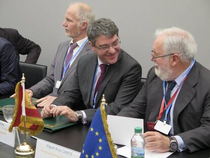 El ministro de Energía, Álvaro Nadal, junto al comisario europeo de Acción por el Clima y Energía, Miguel Ángel Arias Cañete.