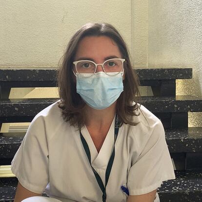 <b>Elena Trigo. Médica especialista en enfermedades tropicales y patología importada.</b> <p> Hospital La Paz-Carlos III, Madrid. La doctora Trigo hace un hueco en un día de locos. La llegada de pacientes no cesa. Y le toca estar en la trinchera: "Justo hoy me pilláis en la lucha. Estos días me dedico a la asistencia clínica de los pacientes positivo y de las personas sospechosos de padecer la enfermedad". Añade que ella y sus colegas están ocupados en "mejorar la asistencia a los pacientes y a los familiares de aquellos que pueden fallecer por esta enfermedad". Lo hacen "para dignificar y humanizar" la situación.