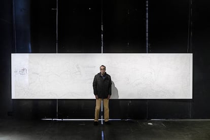 Fernández, frente a uno de sus mapas en la Nave de Residencias Artísticas de Matadero, Madrid.