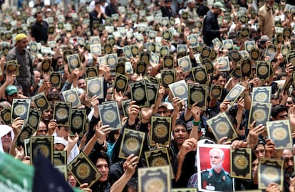 Manifestantes exhiben en Karachi (Pakistán) imágenes del Corán durante una protesta por la quema del libro religioso en Suecia, el 29 de julio.