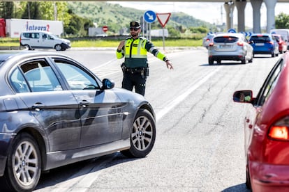 El guardia civil Jiménez Campos para a un conductor para notificarle la sanción.