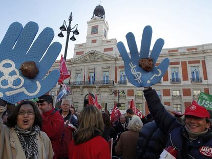 Medio millar de trabajadores de polideportivos municipales se concentraron ayer en Sol.