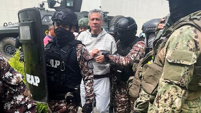 Jorge Glas, el exvicepresidente de Ecuador custodiado por agentes de policía en el momento de su ingreso en la prisión de La Roca en Guayaquil, Ecuador.