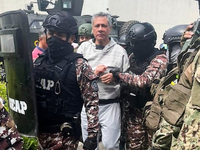 Jorge Glas, el exvicepresidente de Ecuador custodiado por agentes de policía en el momento de su ingreso en la prisión de La Roca en Guayaquil, Ecuador.