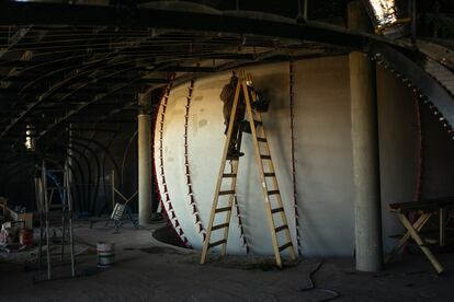 En noviembre se abrirá al público un Centro de Interpretación y Planetario, que en 800 metros cuadrados recorre temas de astronomía, geología y de biología de la región e invita a conocer el modelo de producción de naturaleza. Fue financiado por Elsa Rosenvasser Feher, física y filántropa argentina, que dedicó su vida a la divulgación científica y desarrolló su carrera en Estados Unidos. Apasionada por la astronomía, a Elsa le fascinaban los cielos de la Patagonia. Donó cuatro millones de dólares.