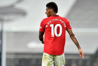 Rashford, durante un Tottenham-Manchester United en Londres, con un lema contra el racismo a la espalda.