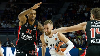 Dzanan Musa entra a canasta defendido por Joel Bolomboy durante el encuentro de EuroLiga entre el Real Madrid y Olympiacos este miércoles en el WiZink Center.