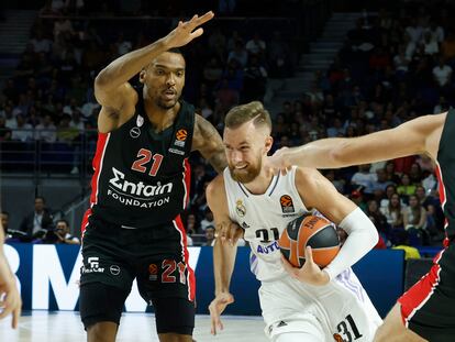 Dzanan Musa entra a canasta defendido por Joel Bolomboy durante el encuentro de EuroLiga entre el Real Madrid y Olympiacos este miércoles en el WiZink Center.