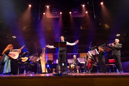 El contratenor Philippe Jaroussky durante la interpretación, fuera de programa, de 'Déshabillez-moi', de Juliette Gréco. A su derecha, Christina Pluhar, la directora de L'arpeggiata.