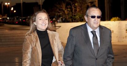 El presidente del PP de Castellón, Carlos Fabra, con su hija Andrea.