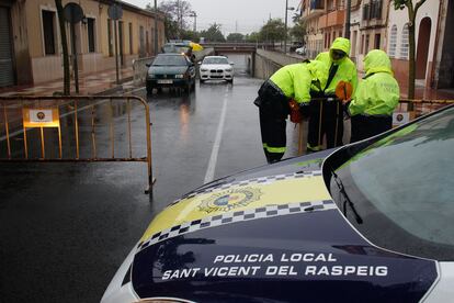 Varios agentes cortan el paso inferior a la entrada de San Vicente del Raspeig (Alicante), este martes.
