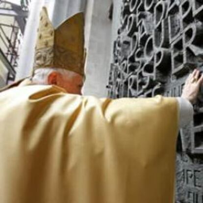 El Papa Benedicto XVI a su entrada a la Sagrada Familia