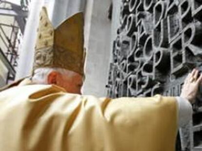 El Papa Benedicto XVI a su entrada a la Sagrada Familia