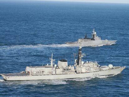 La fragata HMS 'Lancaster', en primer término, vigila la navegación de una corbeta rusa, en el estrecho de Dover, en una imagen difundida el pasado 5 de diciembre.