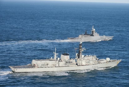 La fragata HMS 'Lancaster', en primer término, vigila la navegación de una corbeta rusa, en el estrecho de Dover, en una imagen difundida el pasado 5 de diciembre.