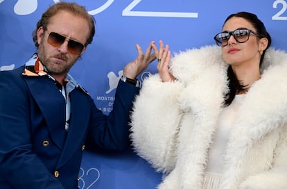 Los actores Ben Foster (a la izquierda) y Shailene Woodley posan durante el 'photocall' de 'Motor City'.