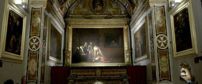 Imagen del documental, en el que se ve 'La decapitación de San Juan Bautista' (1608) en la Concatedral de San Juan de La Valeta (Malta).