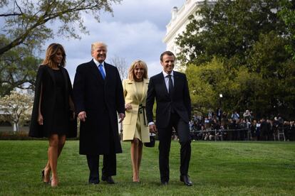 Los presidentes Donald Trump y Emmanuel Macron junto a sus esposas pasean frente a la Casa Blanca en Washington DC (EE.UU), el 23 de abril de 2018. Macron llega a Washington dispuesto a consolidarse como el socio privilegiado de Trump en Europa.