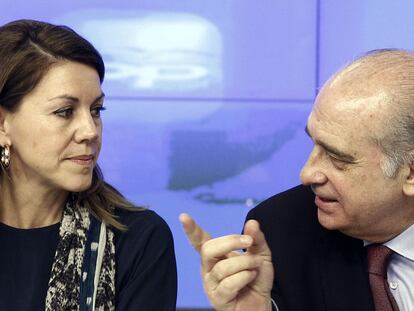 María Dolores de Cospedal y Jorge Fernández Díaz, en un acto en Madrid en 2013.