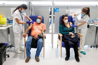 Health workers administering the AstraZeneca vaccine in Madrid’s Isabel Zendal hospital on March 24.